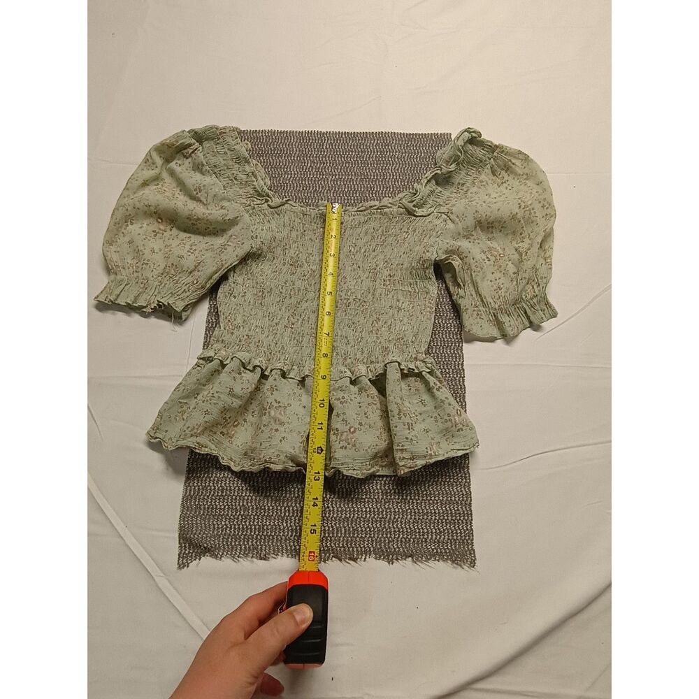E and M Womens size small flowy top green